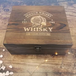 Whisky Geschenk-Set Mit 2 Gläsern, Eiswürfeln Aus Edelstahl, Zange, Samtbeutel In Einer Schönen Holzbox -Pokalserie 15225e0acc60b7695d96410036b36fbc